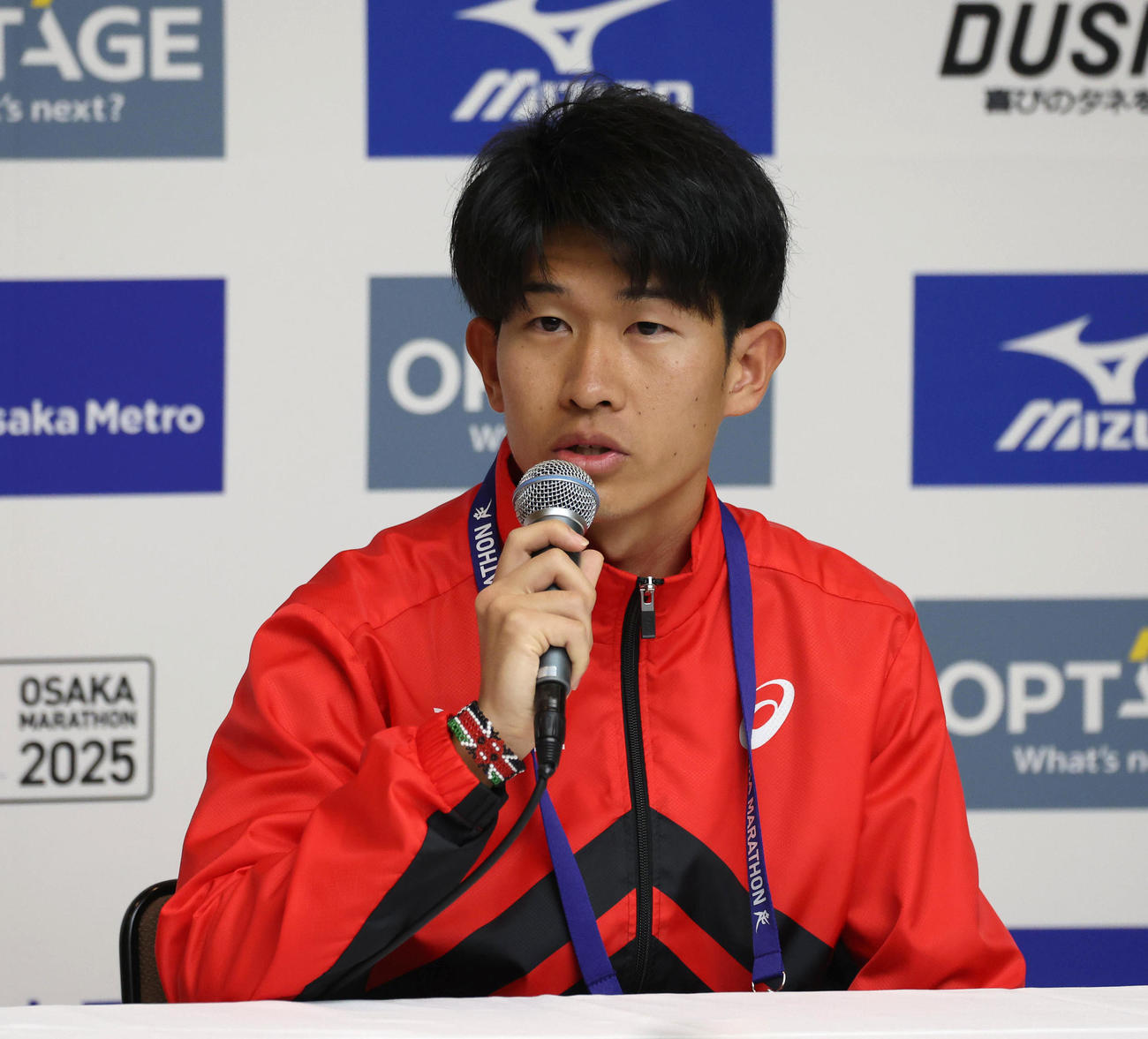 記者会見で質問に答える近藤亮太（撮影・白石智彦）