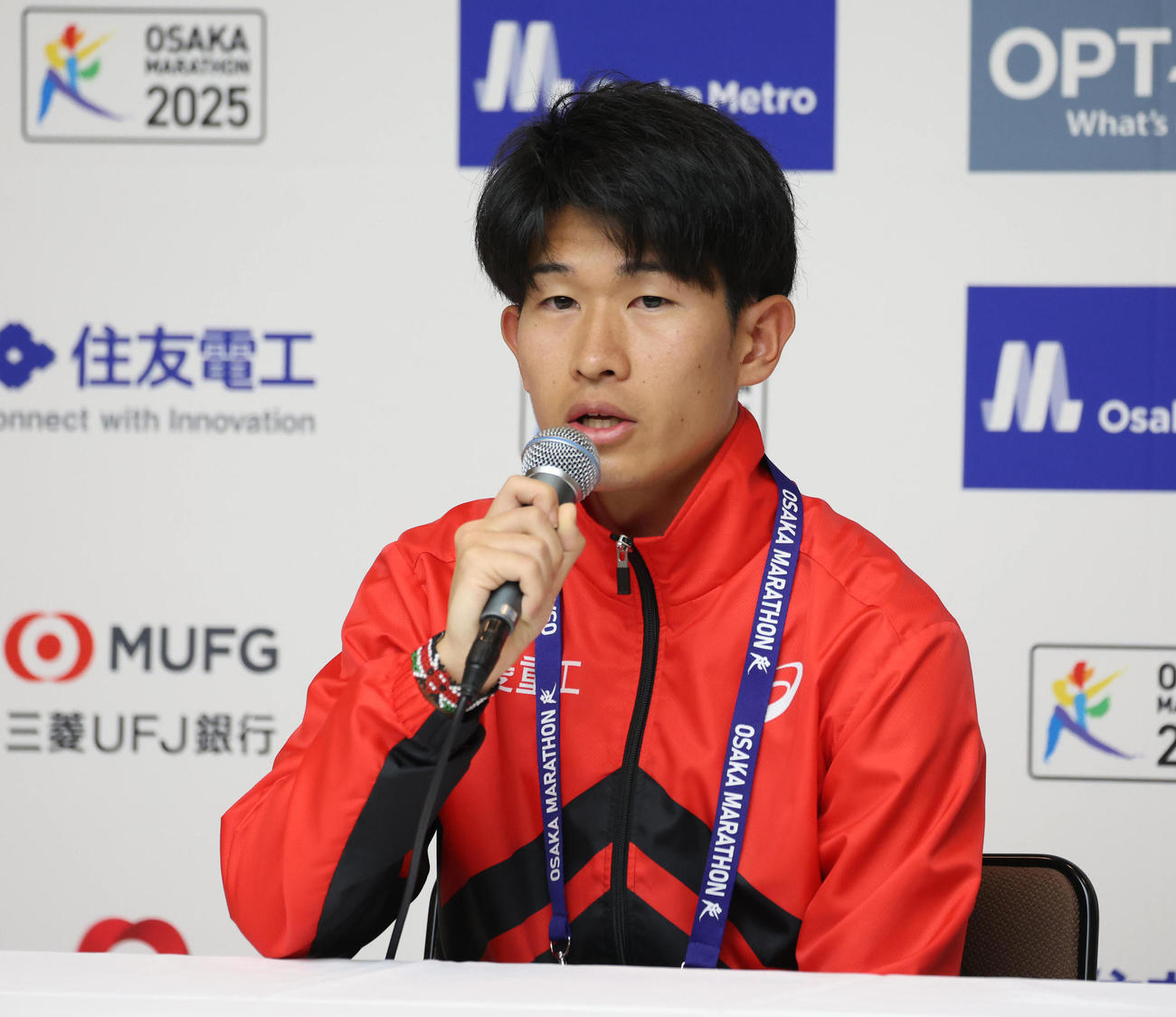 記者会見で質問に答える近藤亮太（撮影・白石智彦）