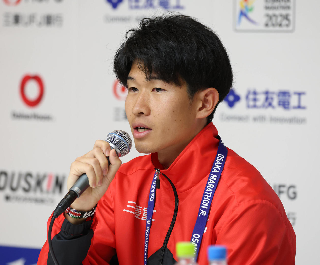 記者会見で質問に答える近藤亮太（撮影・白石智彦）