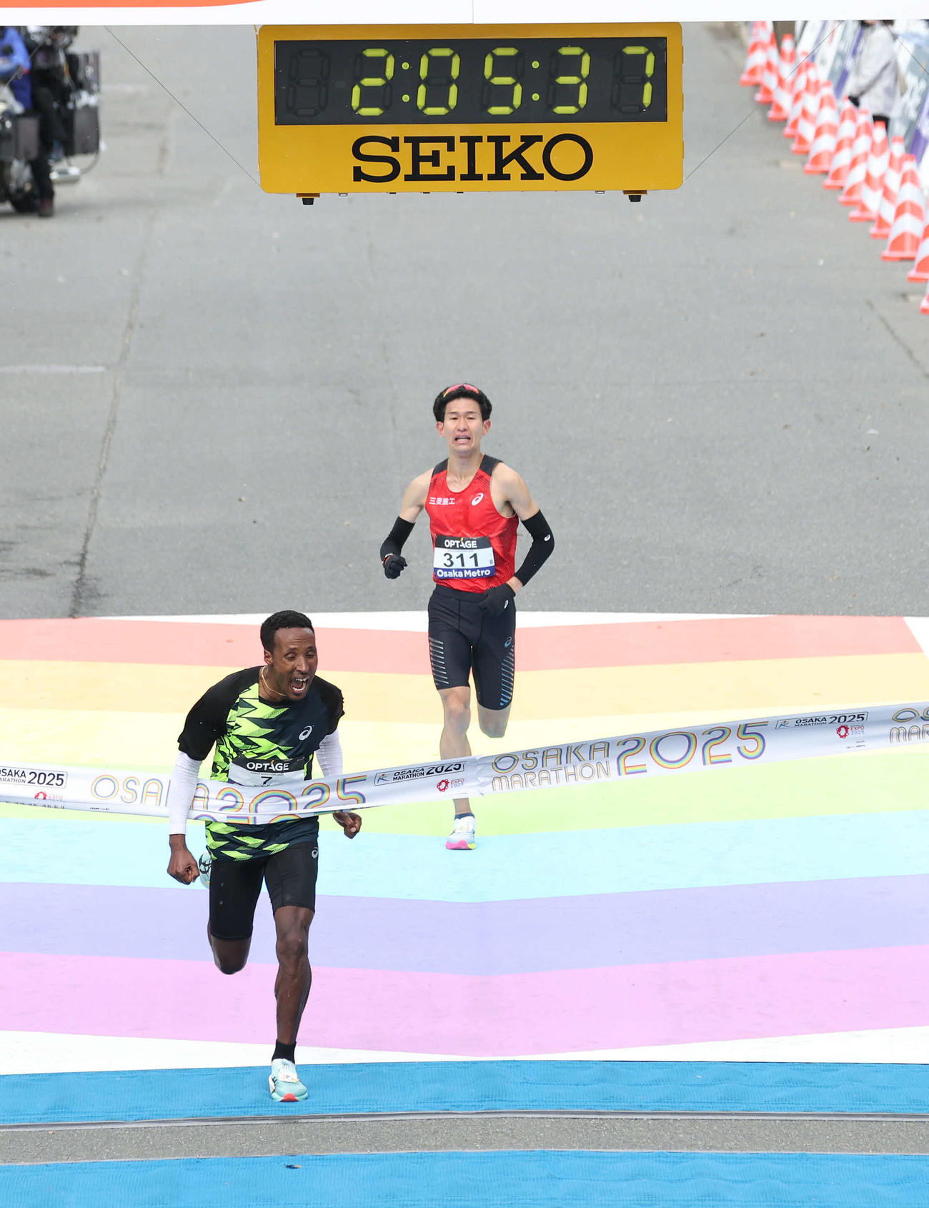 先頭でゴールするアダン。右は日本人トップの近藤（撮影・白石智彦）