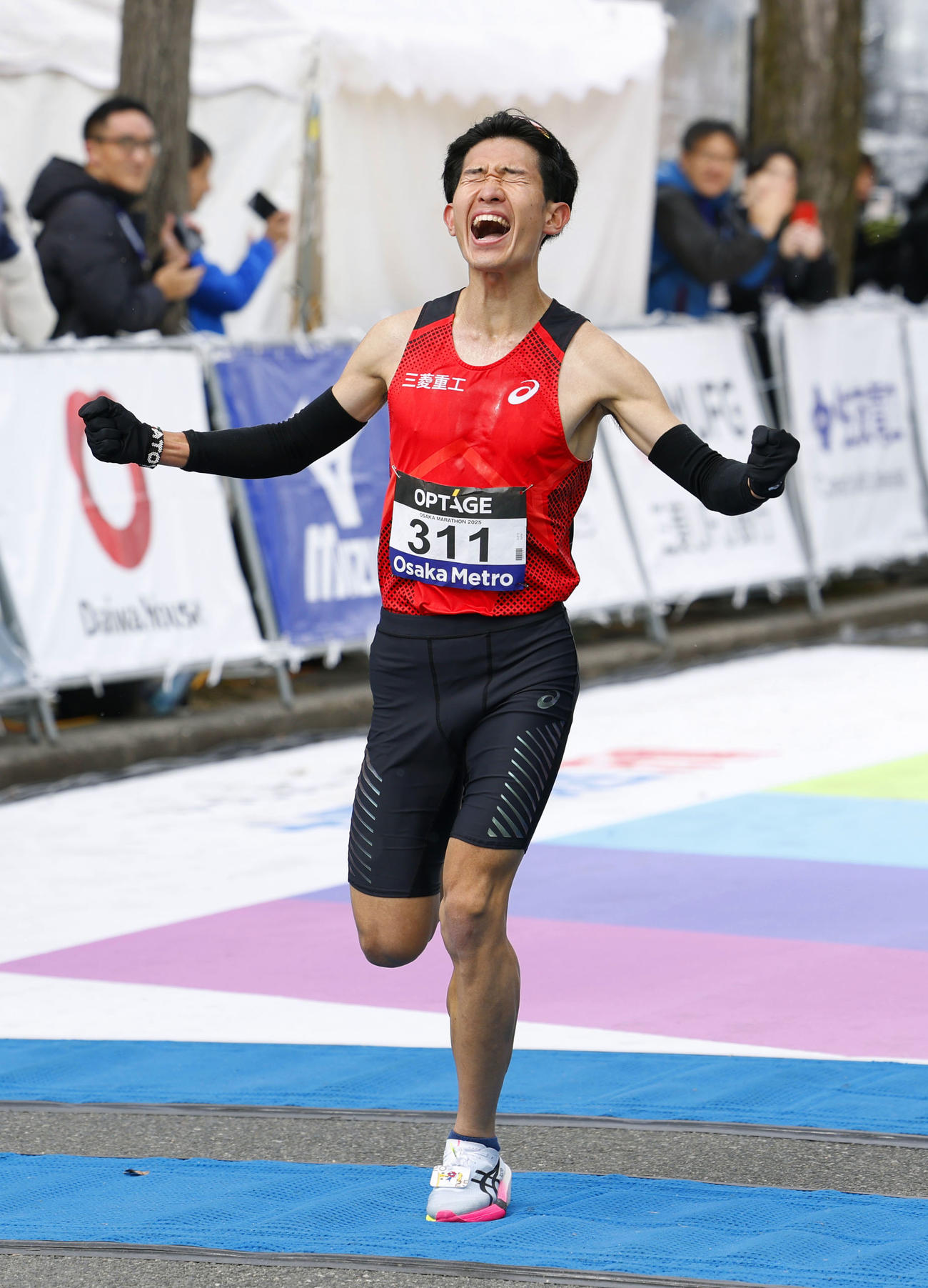初マラソン日本最高となる2時間5分39秒で男子2位に入った近藤亮太（共同）
