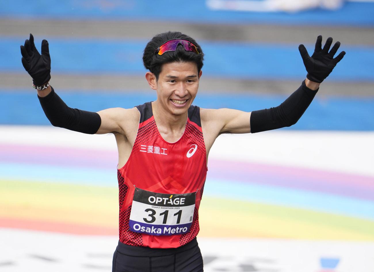 初マラソン日本最高となる2時間5分39秒で男子2位に入り、笑顔を見せる近藤亮太。世界選手権東京大会の参加標準記録を突破した（共同）
