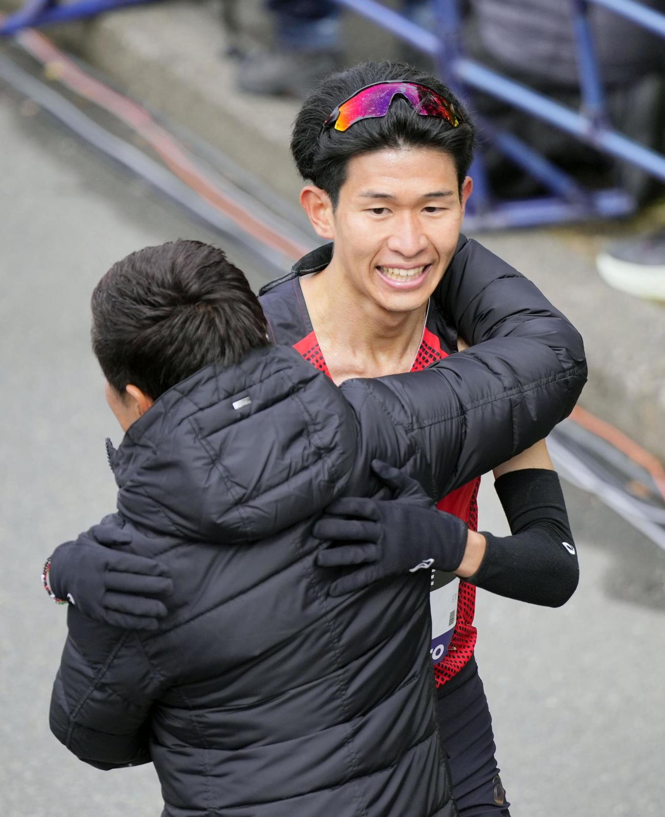 初マラソン日本最高となる2時間5分39秒で男子2位に入り、祝福される近藤亮太（共同）