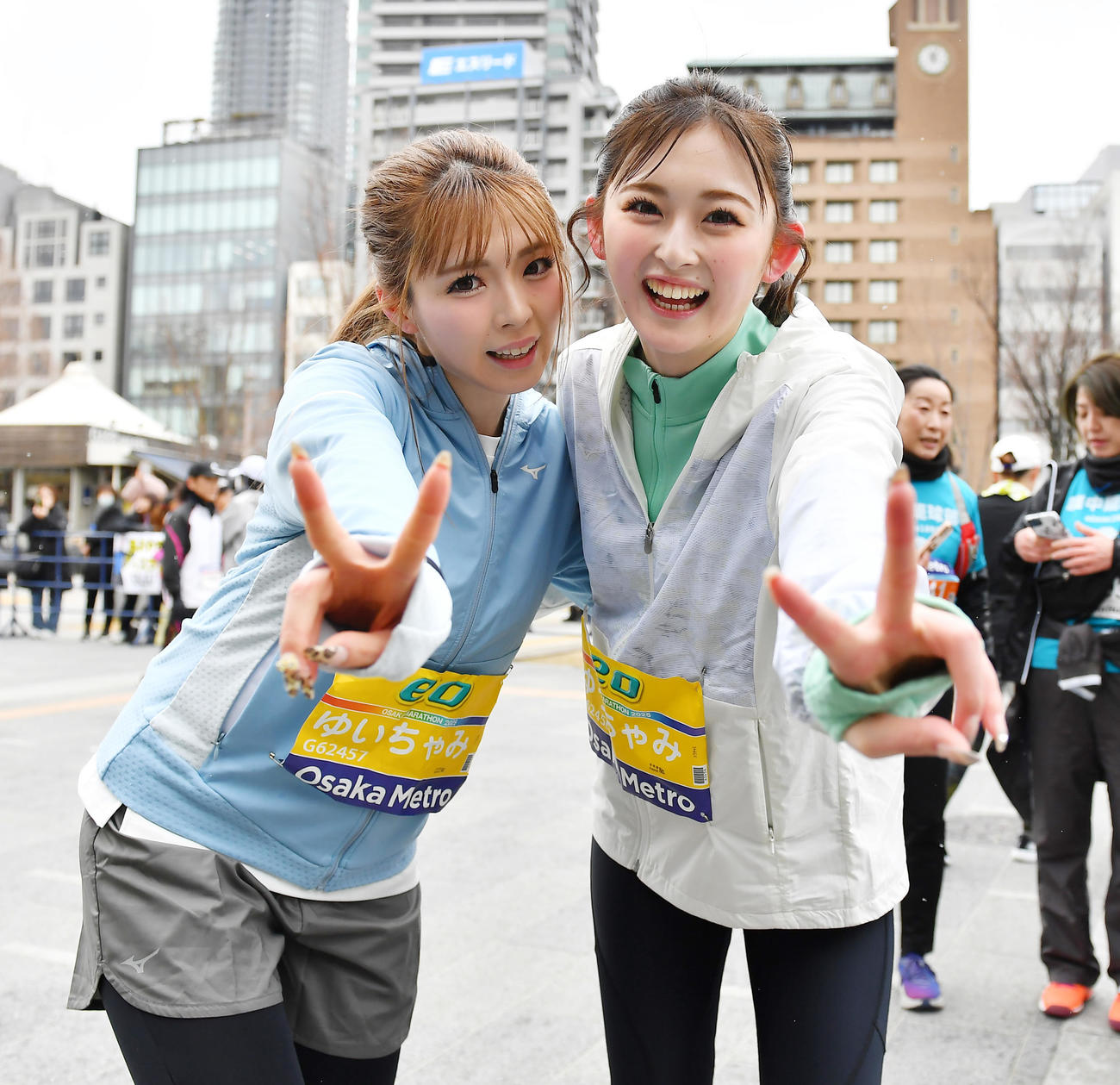 大阪マラソンのランコースを完走し笑顔をみせるゆうちゃみ（右）とゆいちゃみ（撮影・清水貴仁）