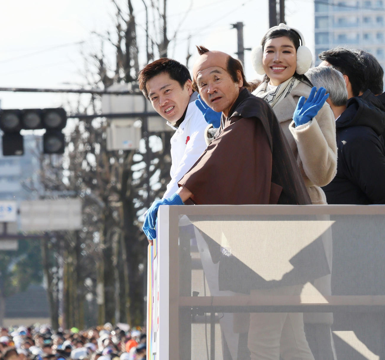 大阪マラソンのスタートを見送る、左から吉村大阪府知事、間寛平、アンミカ（撮影・清水貴仁）