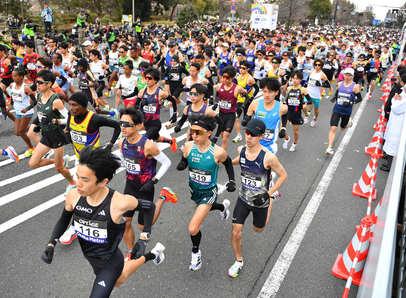 大阪マラソン、スタートする選手たち（撮影・清水貴仁）