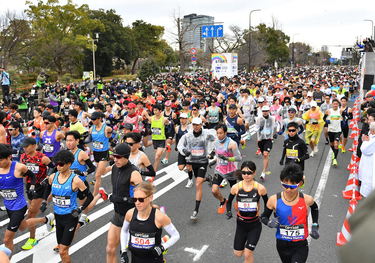 大阪マラソン、スタートする選手たち（撮影・清水貴仁）