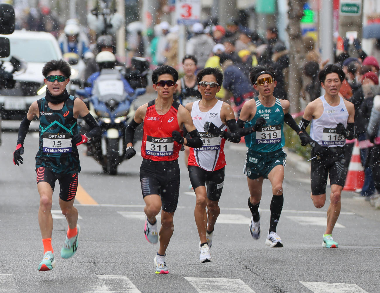大阪マラソン　39キロ付近、第2集団で競り合う、左から細谷恭平、近藤亮太、鈴木健吾、黒田朝日、菊地駿弥（代表撮影）＝2025年2月24日、大阪市内