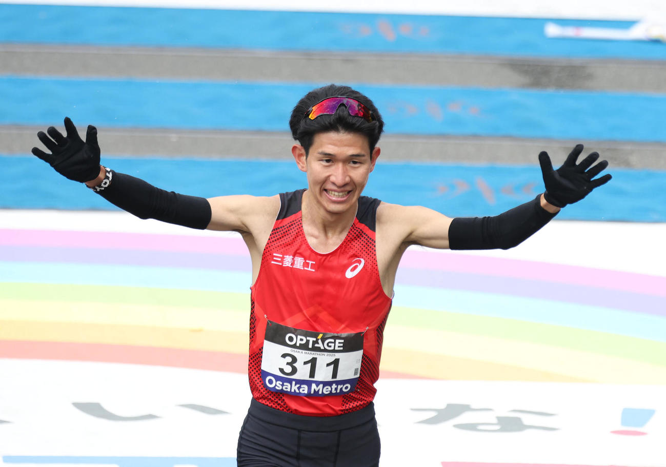 両手を広げてゴールする近藤亮太（撮影・白石智彦）