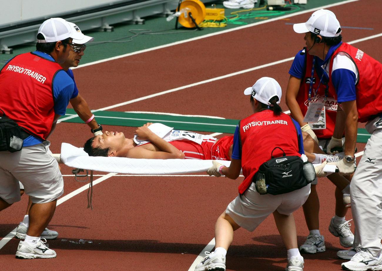 世界陸上大阪大会男子50キロ競歩　山崎勇喜は5番目にゴールラインを踏むと、脱水症状で担架で運ばれる　しかし競技後、誘導員ミスの周回遅れが発覚し、よもやの失格となる（2007年9月1日撮影）