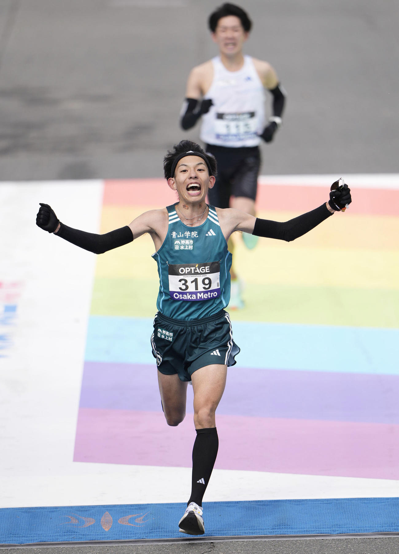 男子6位でゴールする黒田朝日（共同）