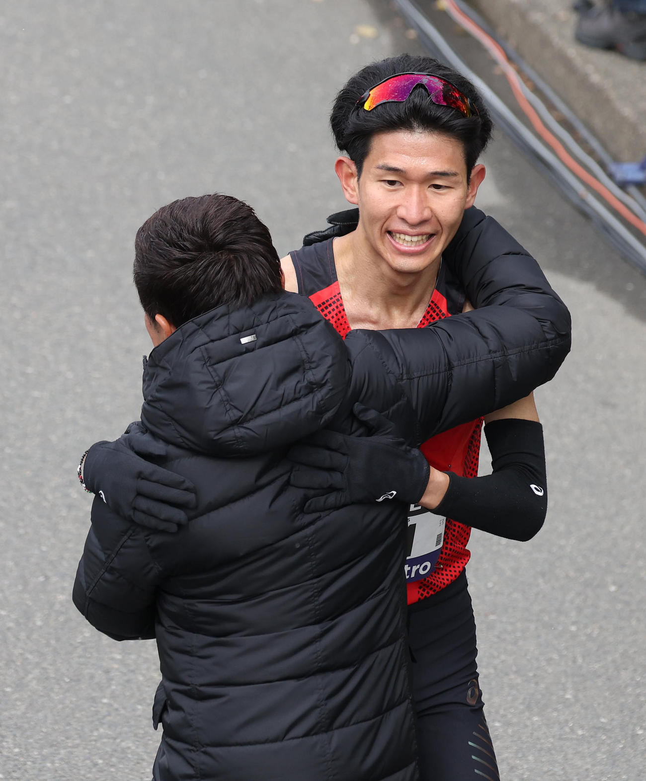 ゴールして抱き合う近藤亮太（右）（撮影・白石智彦）
