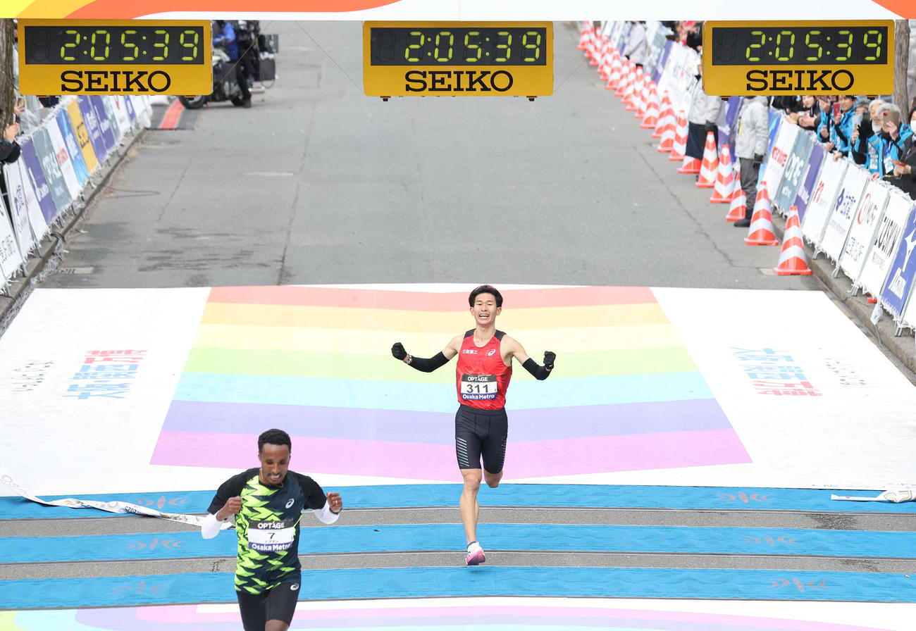 日本人トップゴールする近藤亮太（右）（撮影・白石智彦）