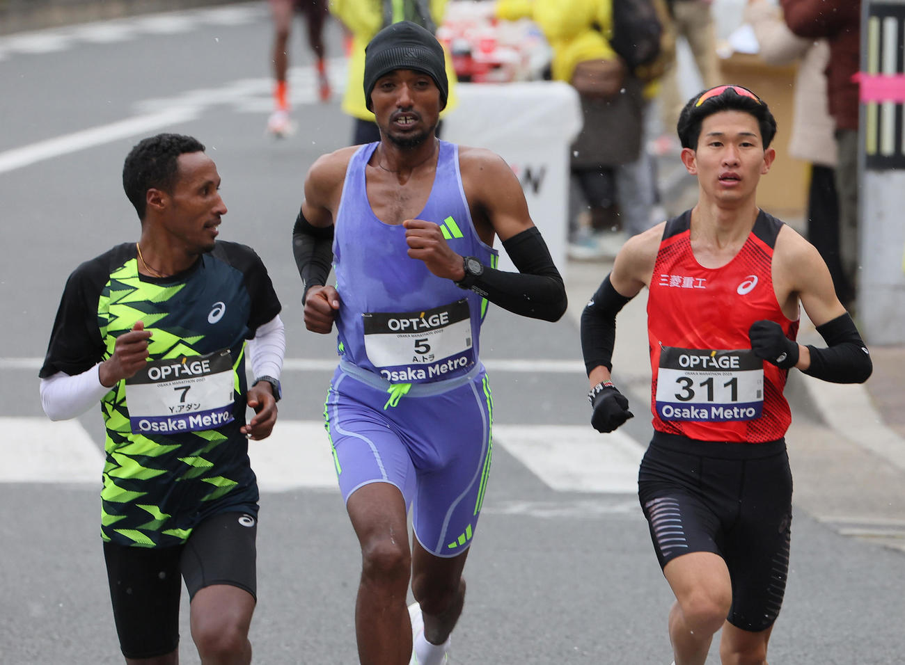 大阪マラソン　41キロ付近、先頭集団に追いつく近藤亮太（右）。左はイフニリグ・アダン、中央はアブディサ・トラ（代表撮影）＝2025年2月24日、大阪市内