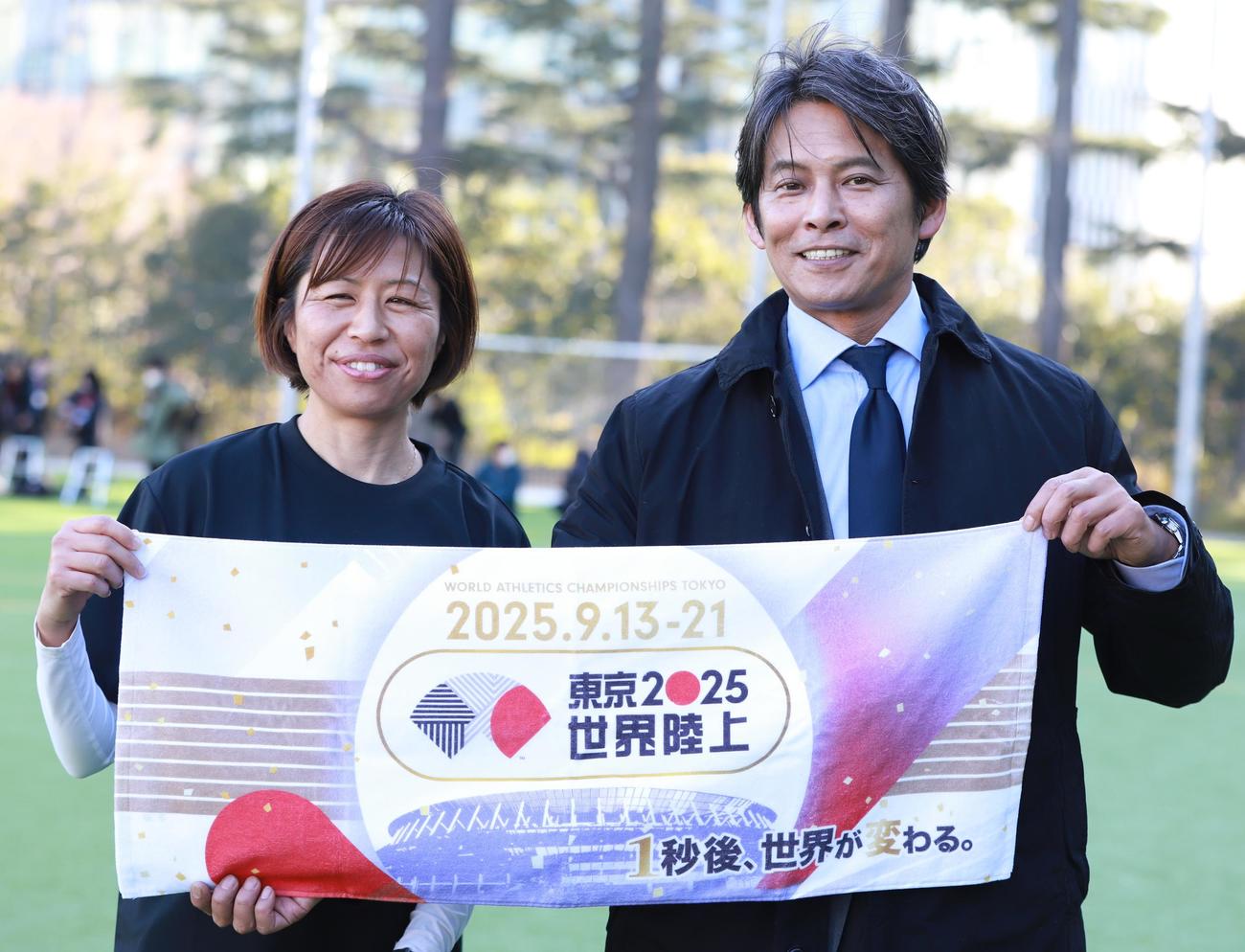 陸上世界選手権東京大会200日前イベントに登壇した福士加代子（左）と織田裕二（撮影・藤塚大輔）