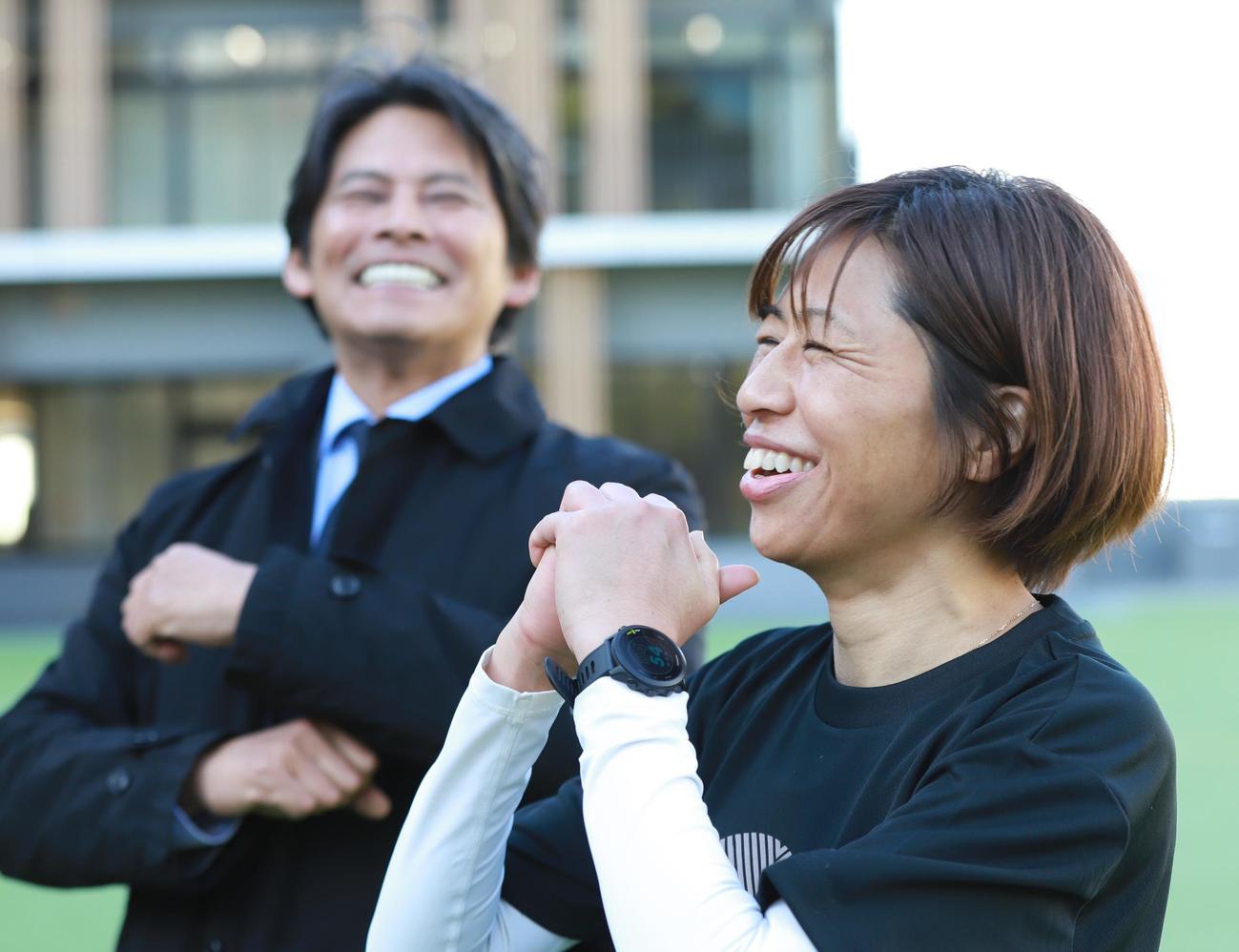 陸上世界選手権東京大会200日前イベントに登壇した福士加代子（手前）と織田裕二（撮影・藤塚大輔）