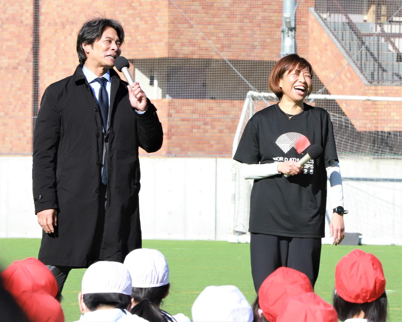 陸上世界選手権東京大会200日前イベントに登壇した織田裕二（左）と福士加代子（撮影・藤塚大輔）