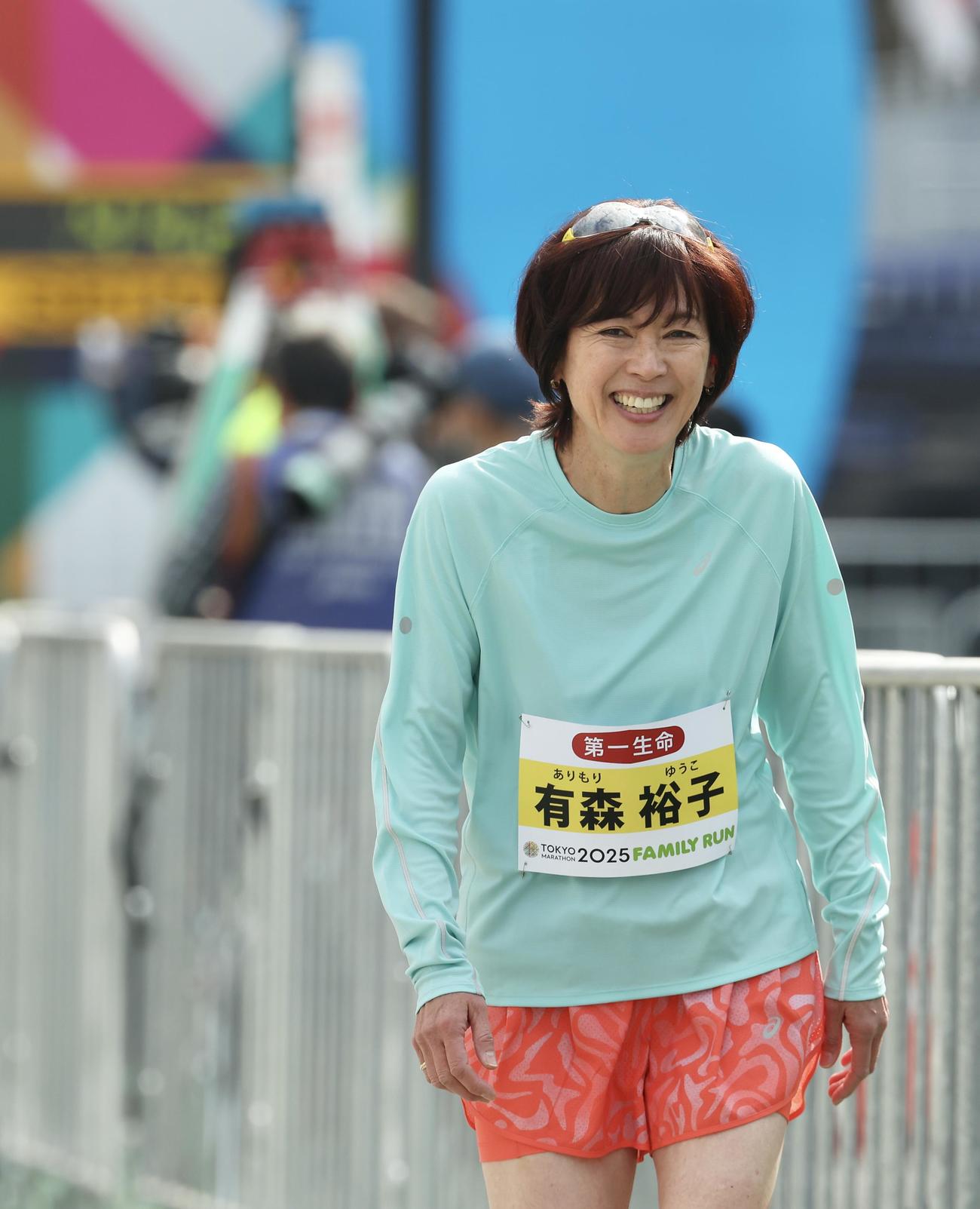 フィニッシュ地点で笑顔を見せる有森裕子さん（撮影・河田真司）