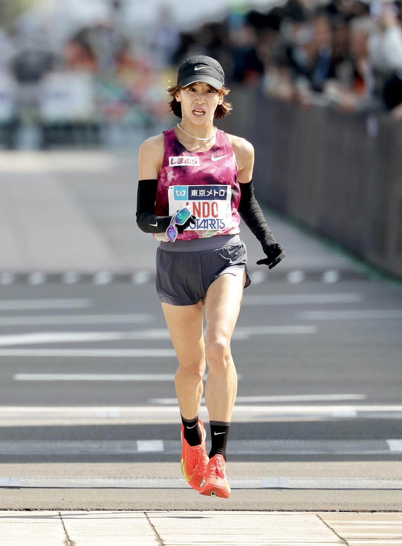 女子マラソンで、2時間23分37秒な日本人トップでゴールする安藤（撮影・河田真司）