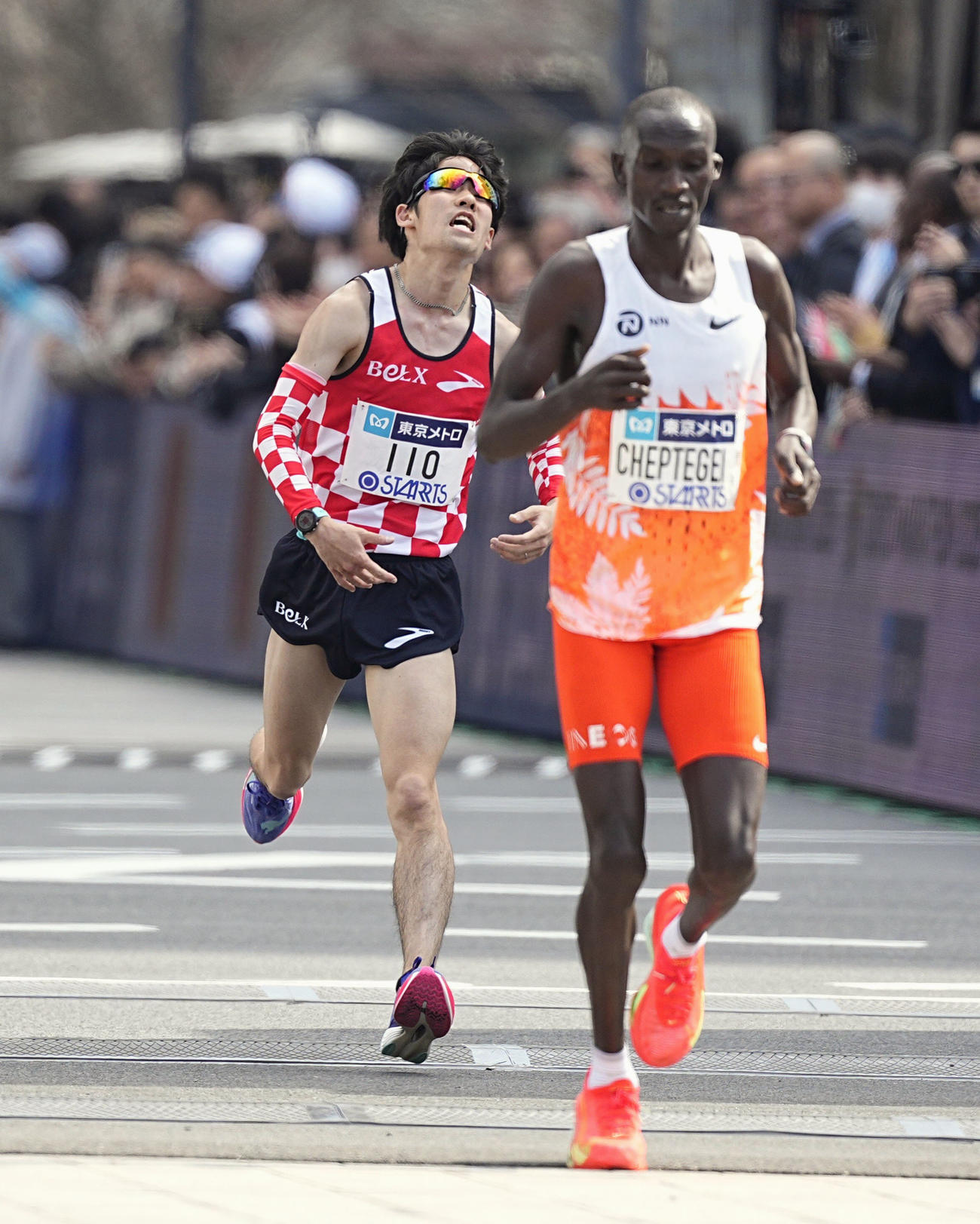 男子の日本勢トップとなる10位でゴールする市山翼（左）＝東京都千代田区（共同）
