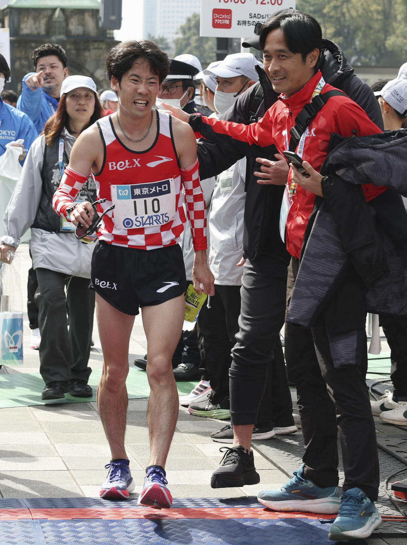 男子の日本勢トップとなる10位でゴールし、引き揚げる市山（手前左）（代表撮影）