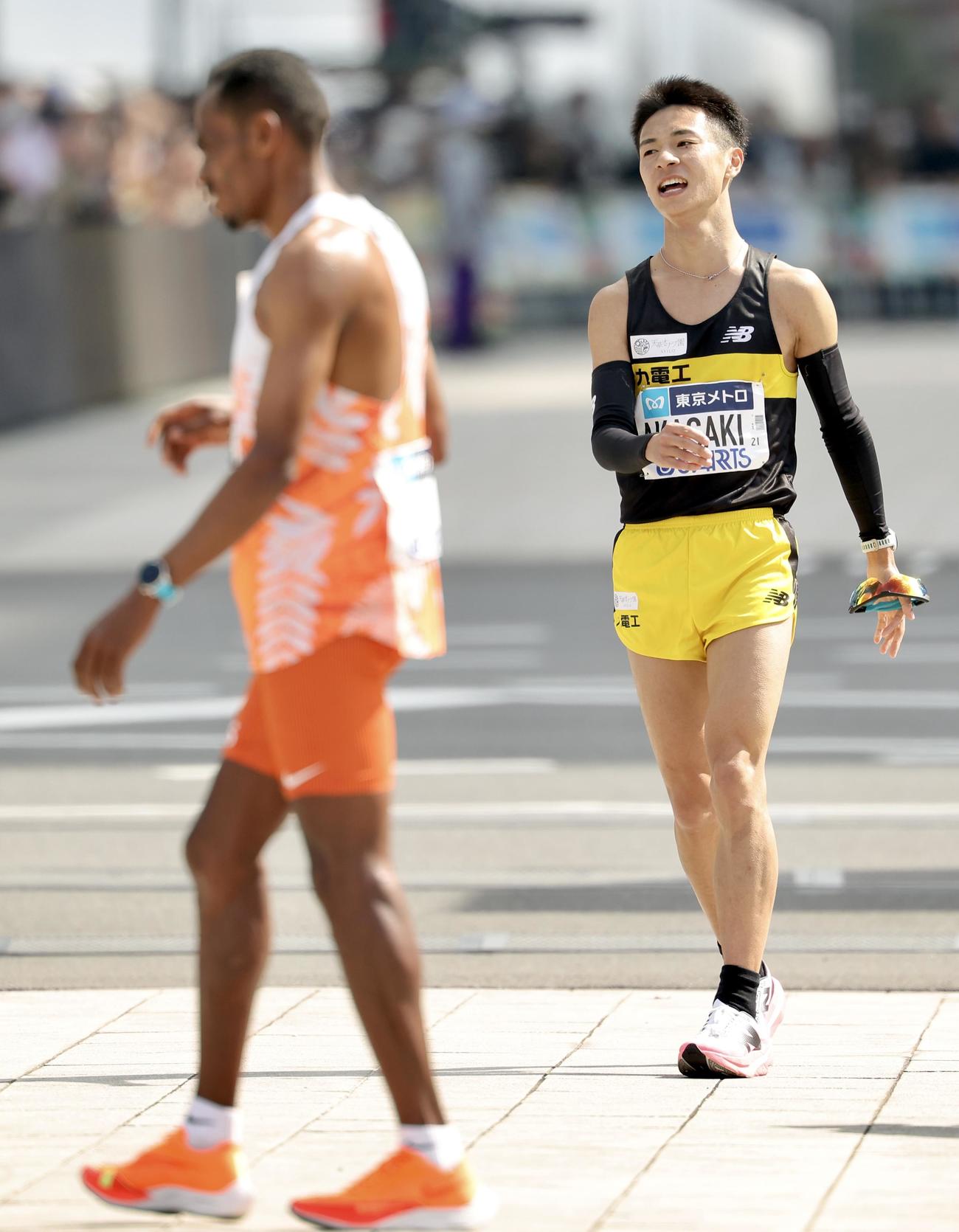 男子マラソン17位でゴールする赤崎（撮影・河田真司）
