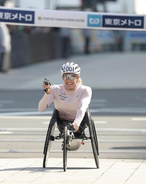 車いす女子トップでゴールするスイスのカトリーヌ・デブルナー（撮影・河田真司）