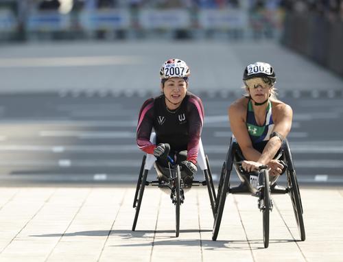 車いす女子6位でゴールする土田（左）（撮影・河田真司）