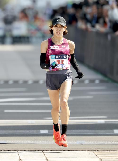女子マラソンで、2時間23分37秒な日本人トップでゴールする安藤（撮影・河田真司）