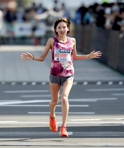 女子マラソン日本人2位でゴールする細田（撮影・河田真司）