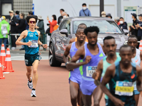 23キロ付近、先頭集団から遅れる青学大・太田（左）（代表撮影）