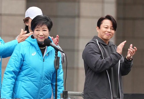 開会式であいさつする東京都の小池百合子知事（左）。右は西川貴教（撮影・足立雅史）