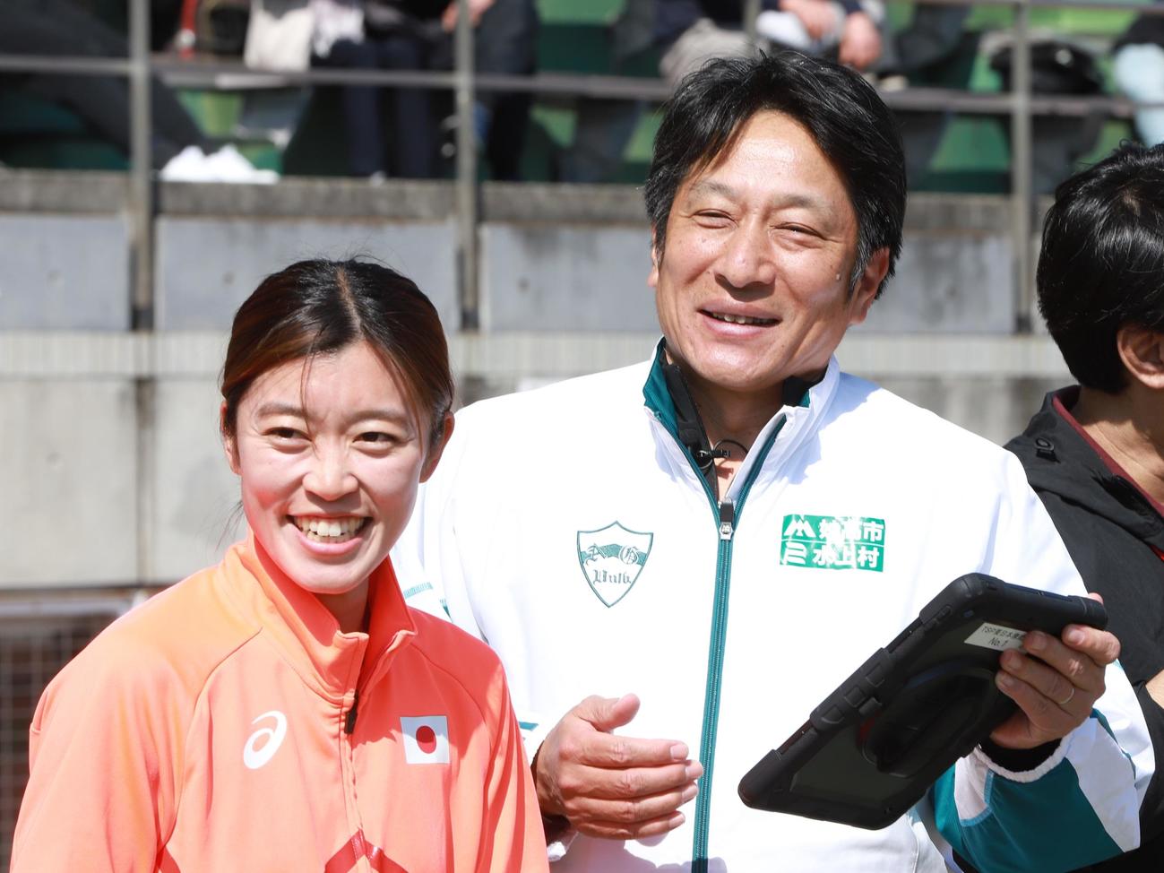 都内で陸上教室「レッツ青トレ！　ランニング教室with青学駅伝部」に参加した岡田海緒（左）と青学大・原晋監督（撮影・藤塚大輔）