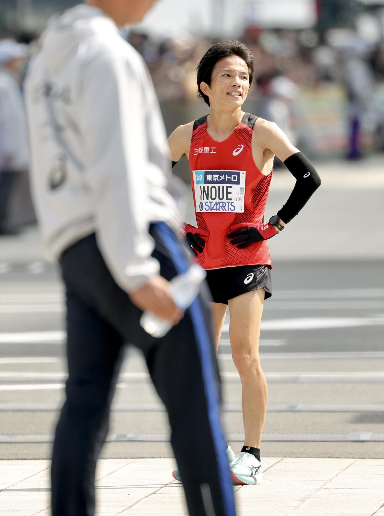 東京マラソン　男子で、日本人2位でゴールする井上大仁（撮影・河田真司）