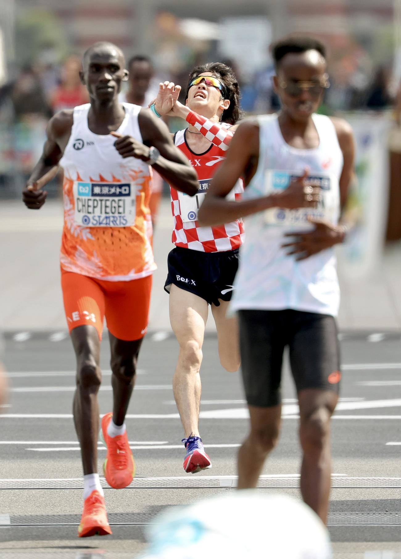 東京マラソン　男子で、2時間6分の日本人トップでゴールする市山翼（撮影・河田真司）