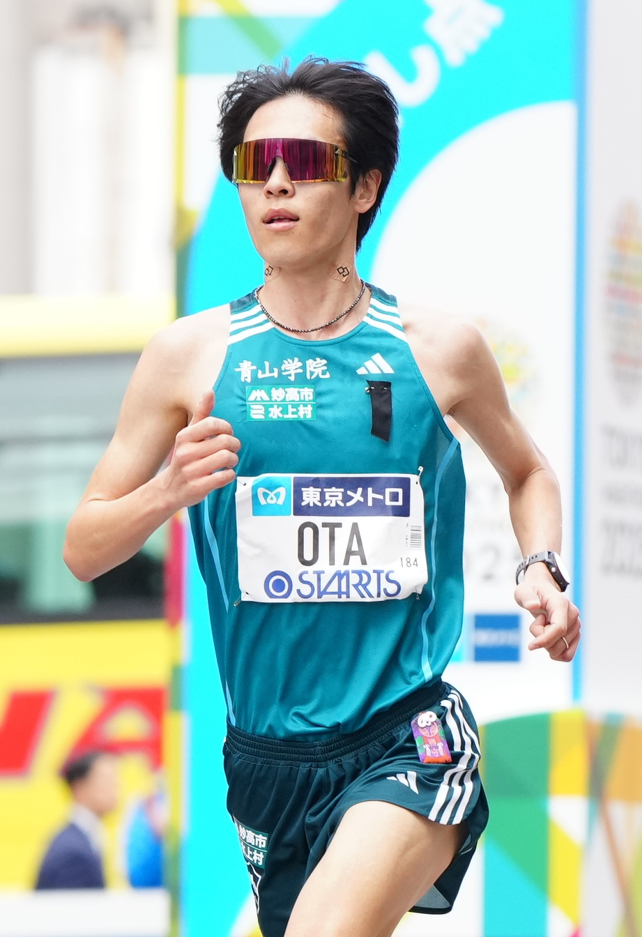 東京マラソンで喪章をつけ力走する青学大・太田（撮影・江口和貴）