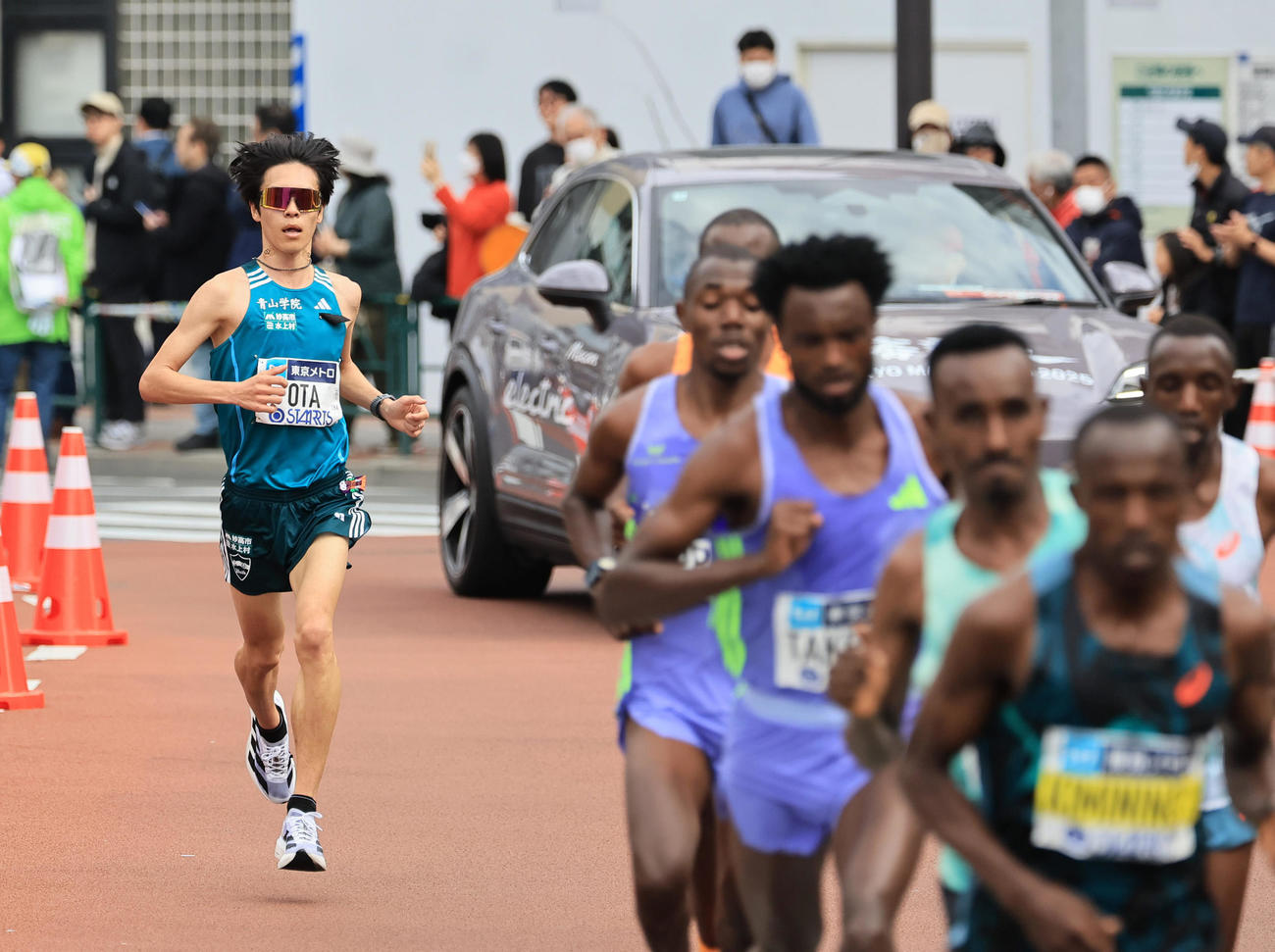 23キロ付近、先頭集団から遅れる青学大・太田（左）（代表撮影）