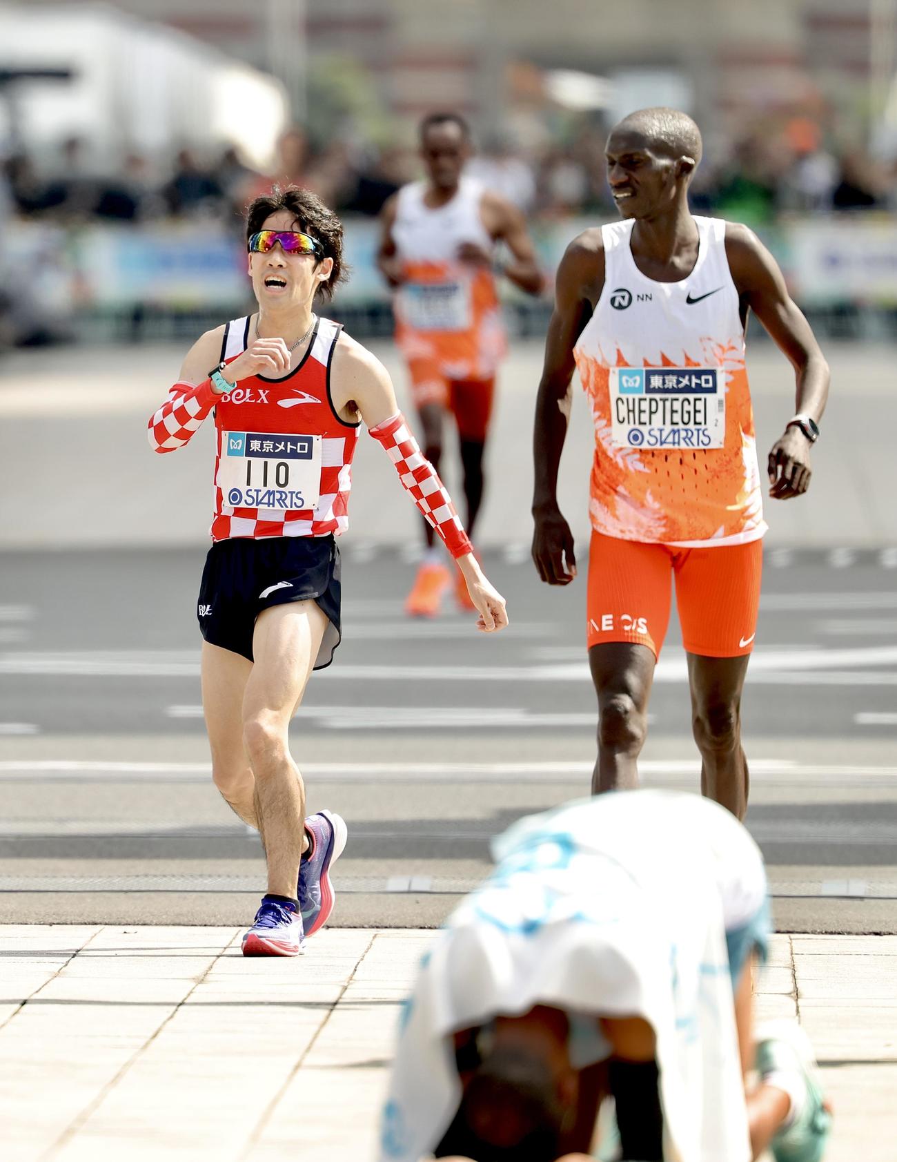 男子マラソンで、2時間6分の日本人トップでゴールする市山（撮影・河田真司）