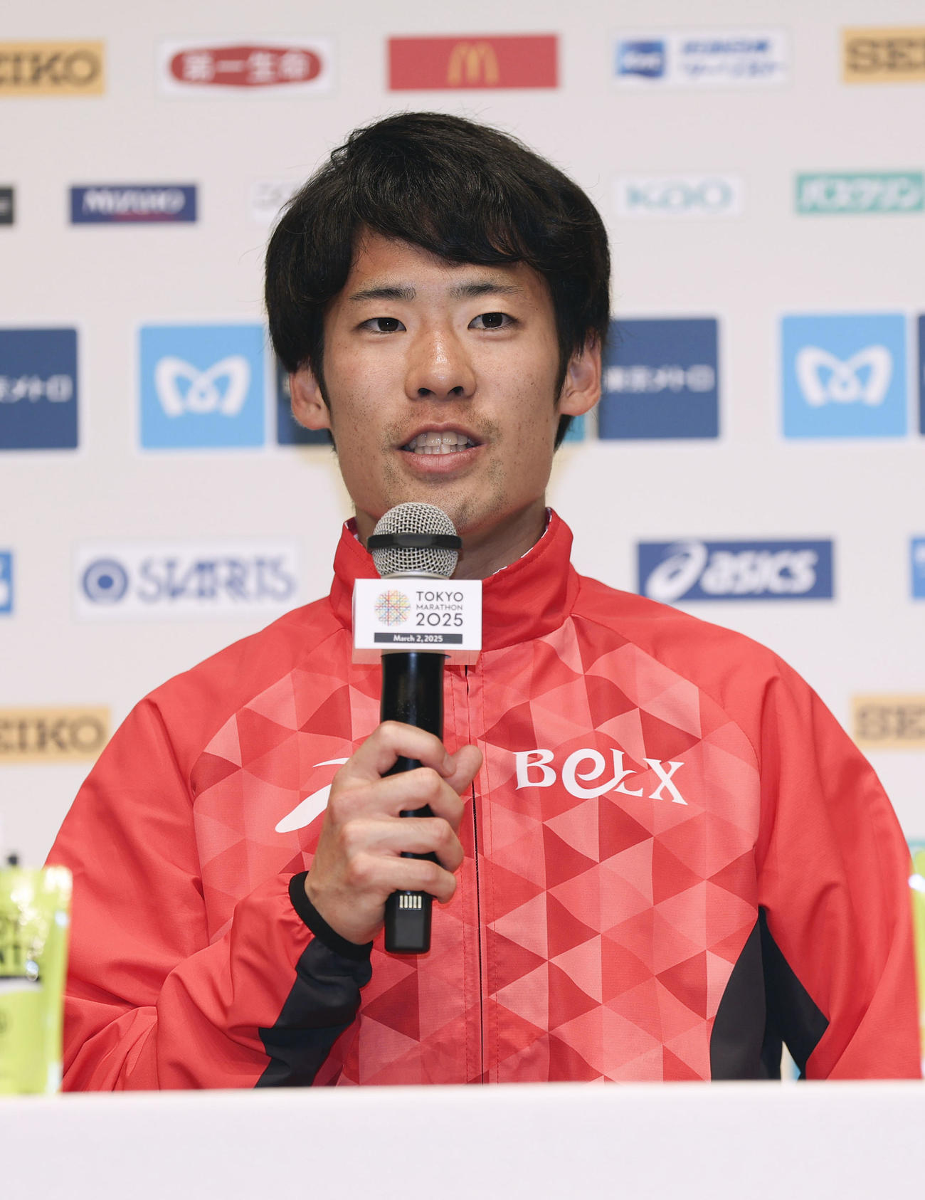 レース後、記者会見する市山翼（共同）