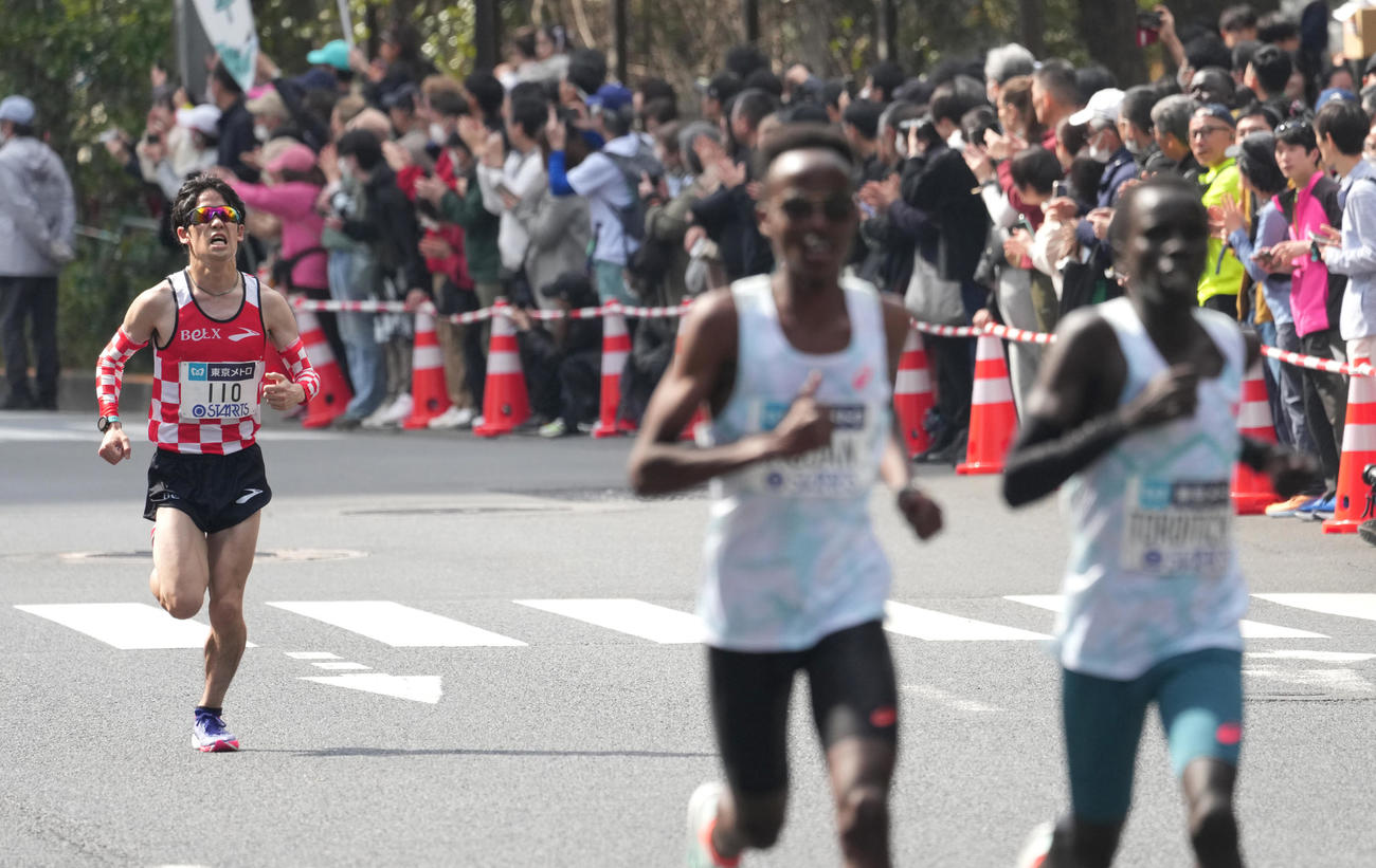マラソン男子　41キロ付近を力走する市山（左）（代表撮影）