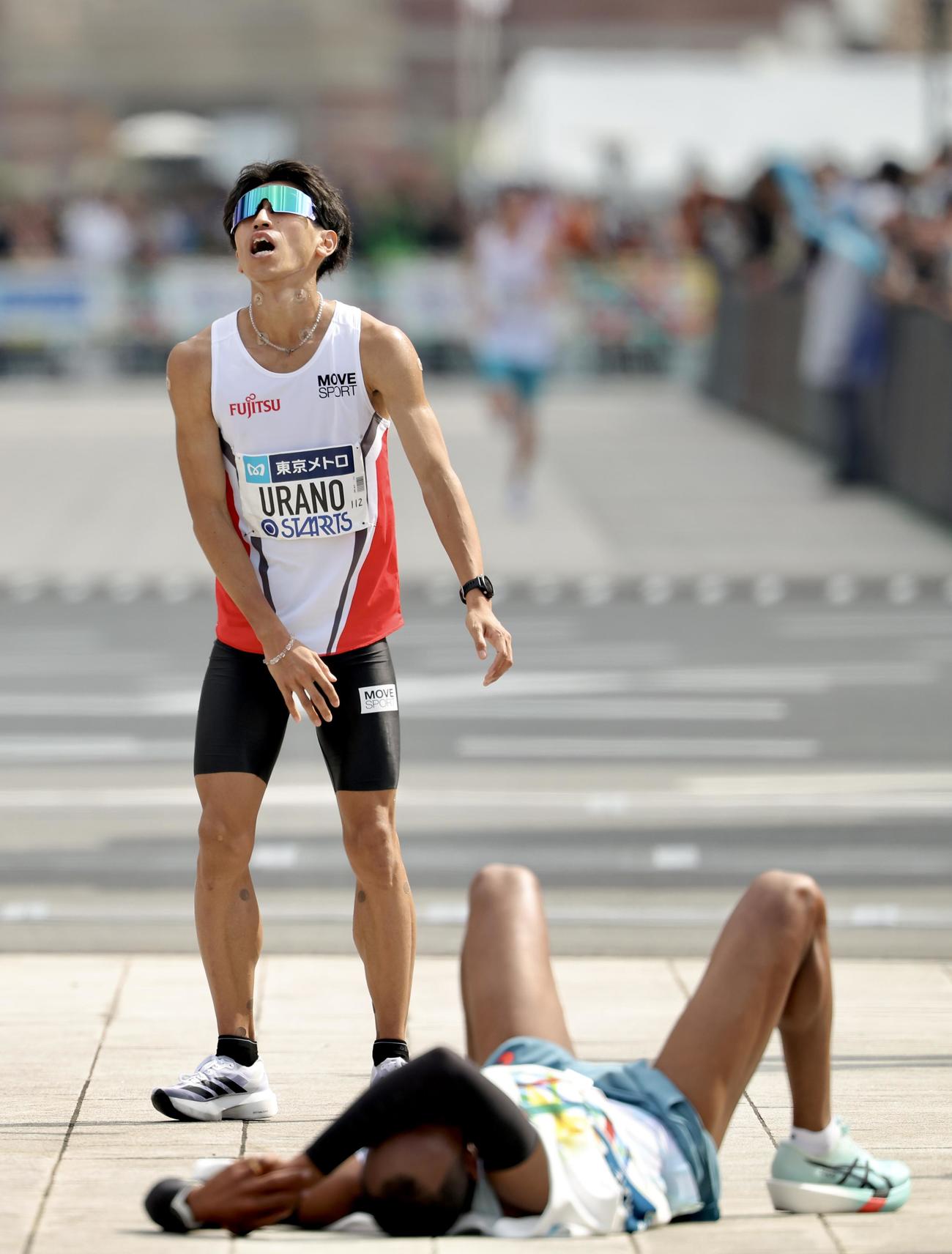 男子マラソン日本人3位でゴールする浦野（撮影・河田真司）