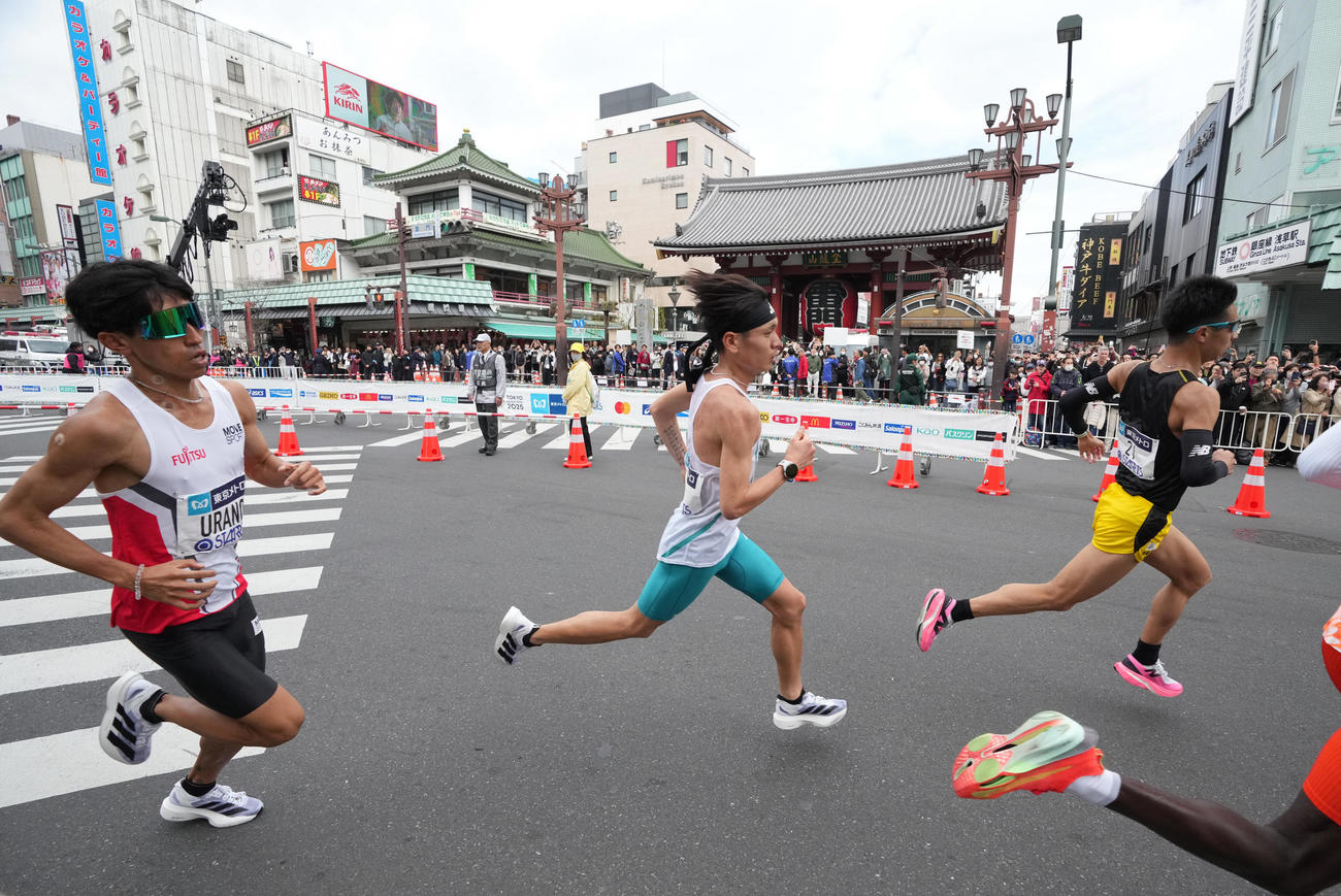 浅草雷門前を通過する、左から浦野、池田、赤崎（撮影・鈴木みどり）