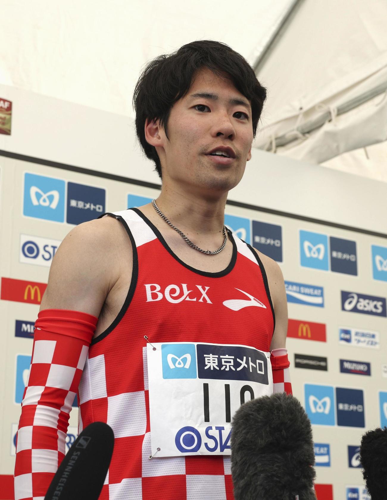 レース後、インタビューに応じる市山（共同）