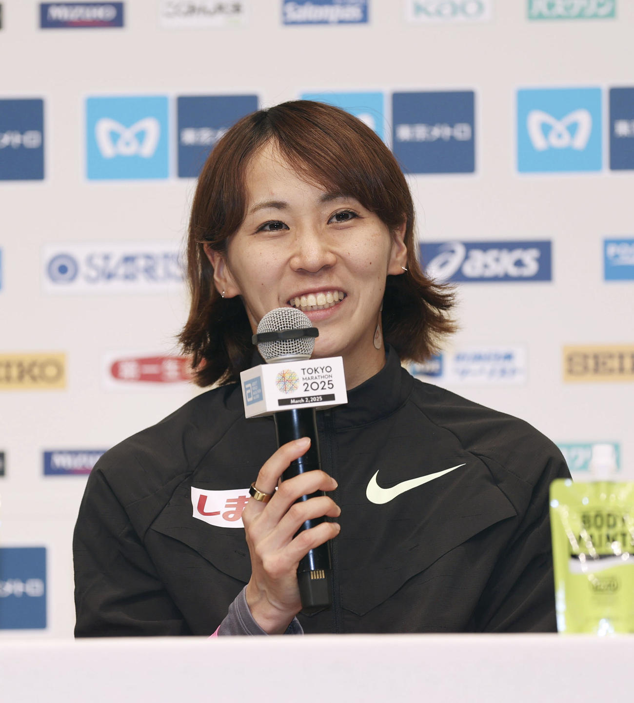 東京マラソンのレース後、記者会見する安藤友香（共同）