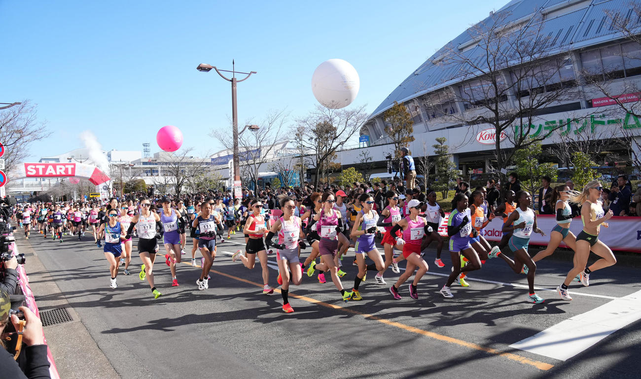 名古屋ウイメンズマラソン　スタートする選手たち（撮影・森本幸一）
