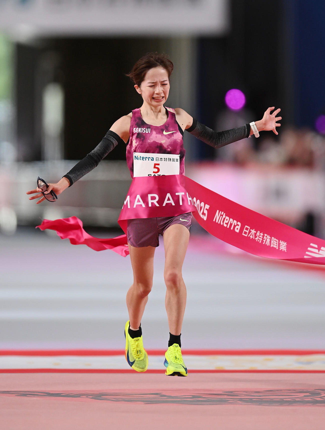 2位でゴールする佐藤早也伽（撮影・森本幸一）