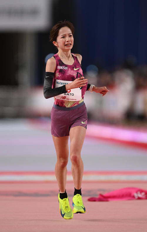 2位でゴールし感極まる佐藤早也伽（撮影・森本幸一）