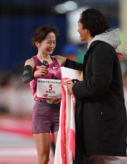 2位でゴールし感極まる佐藤早也伽（左）（撮影・森本幸一）