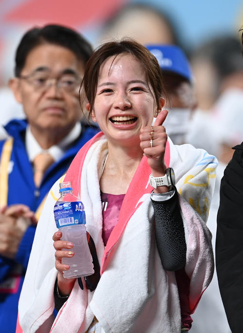 2位でゴールし笑顔でポーズを決める佐藤早也伽（撮影・森本幸一）