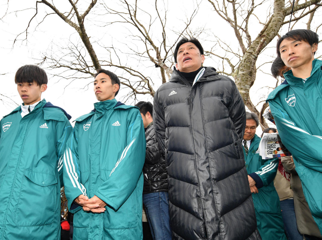 19年1月、第95回箱根駅伝　往路を終え関係者にあいさつする青学大・原監督（右から2人目）。左隣は3区森田